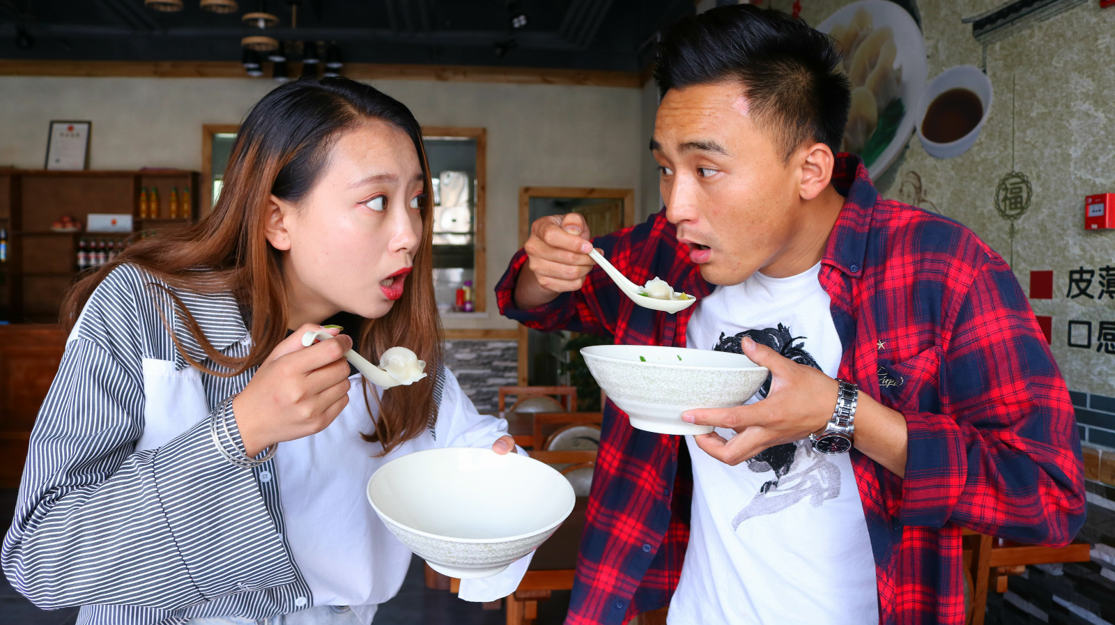 小伙饭店吃饺子和老板抬杠,两人一个接一个比赛吃饺子,长见识了