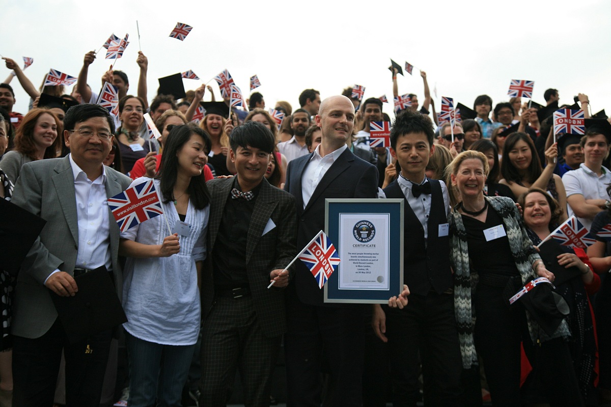 2012年5月30日,伦敦,250名来自100多个国家的留学生在英国伦敦齐抛毕