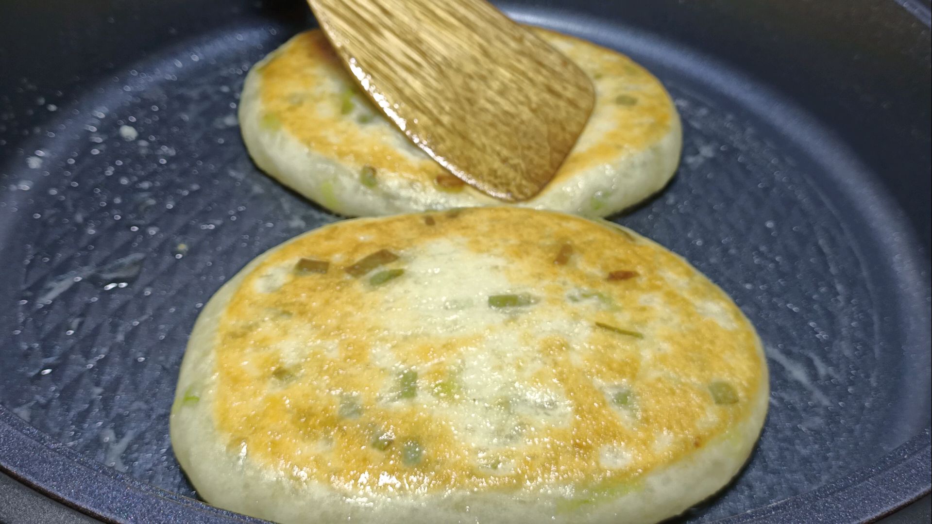 面粉别只做馒头,教你做好吃的发面饼,加一把葱花,越吃越香