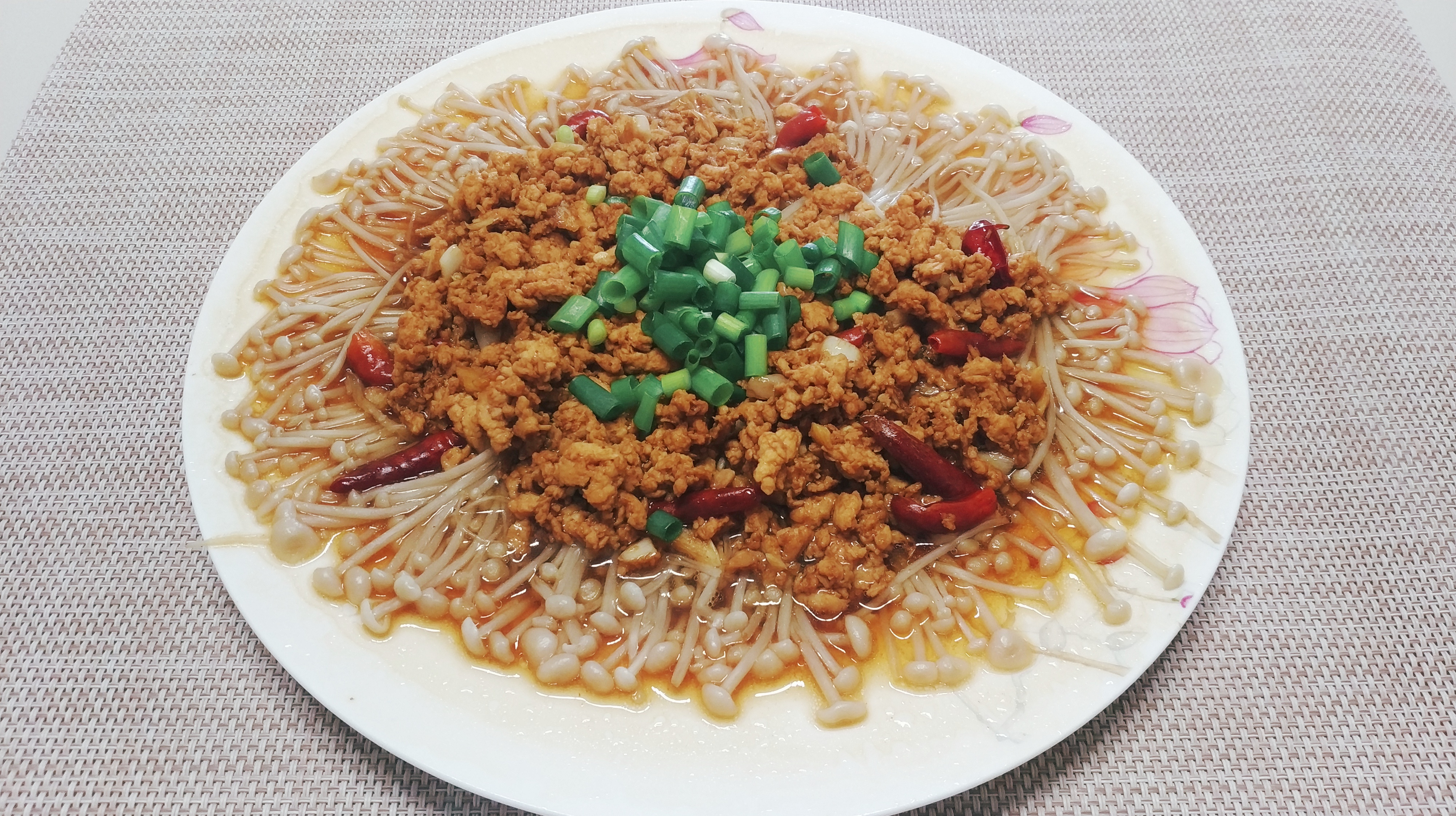 金针菇和鸡肉这样做出来的太好吃了,上锅一蒸,轻松做出营养餐