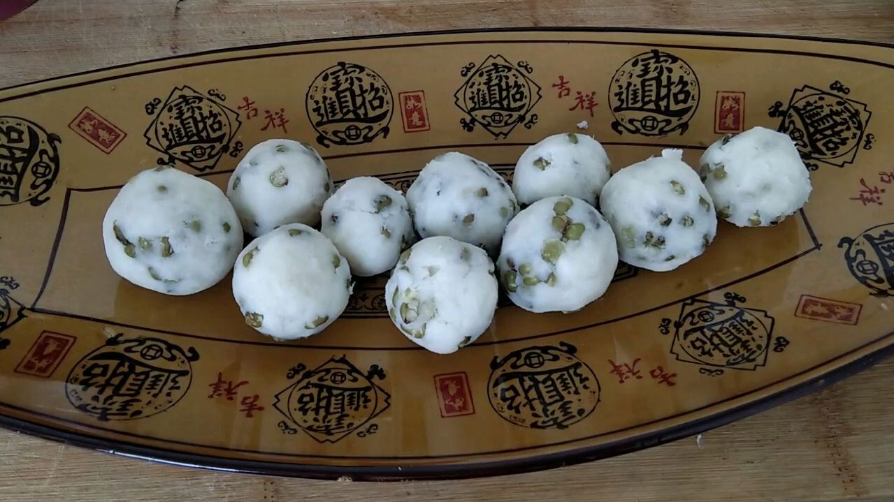 绿豆别光煮粥了,加两根山药这样一做,香甜软糯,老人小孩都爱吃