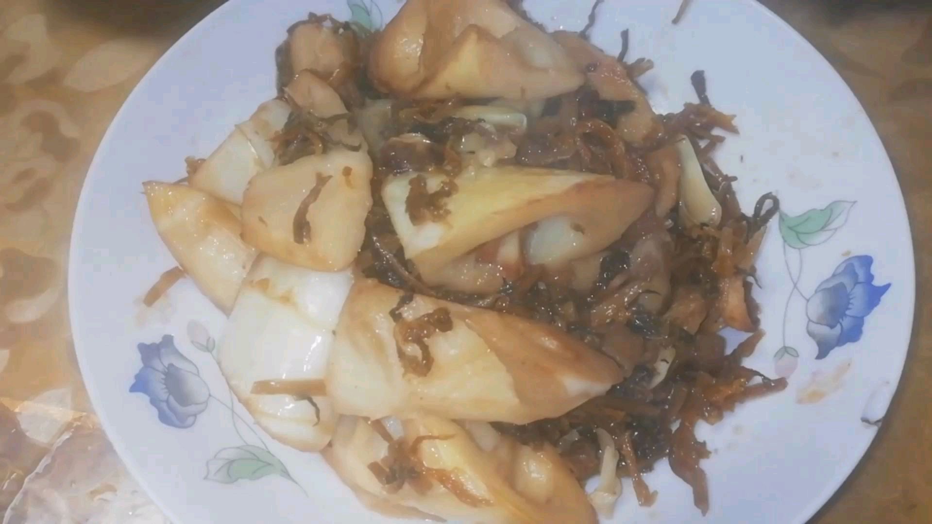 2根刚出土的圆笋 一小碗梅干菜 看看大姐做了啥?