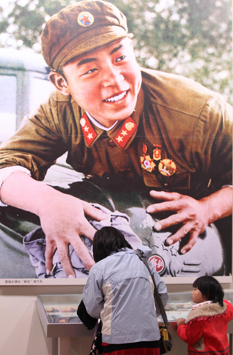 帮我写一下你心目中的英雄模样论文1500字