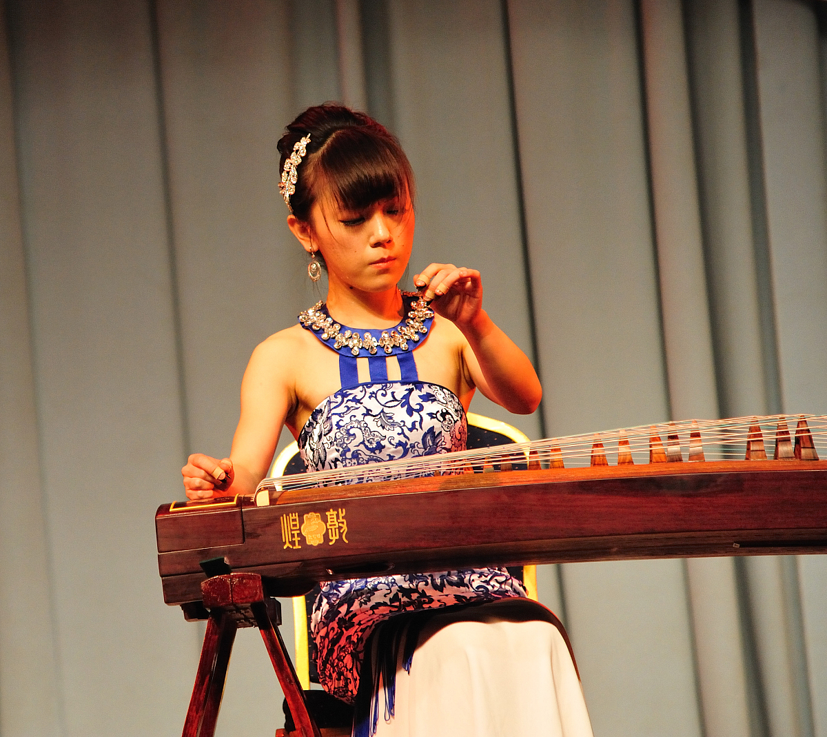 古筝版《水中月》报幕词：沉浸式音乐体验