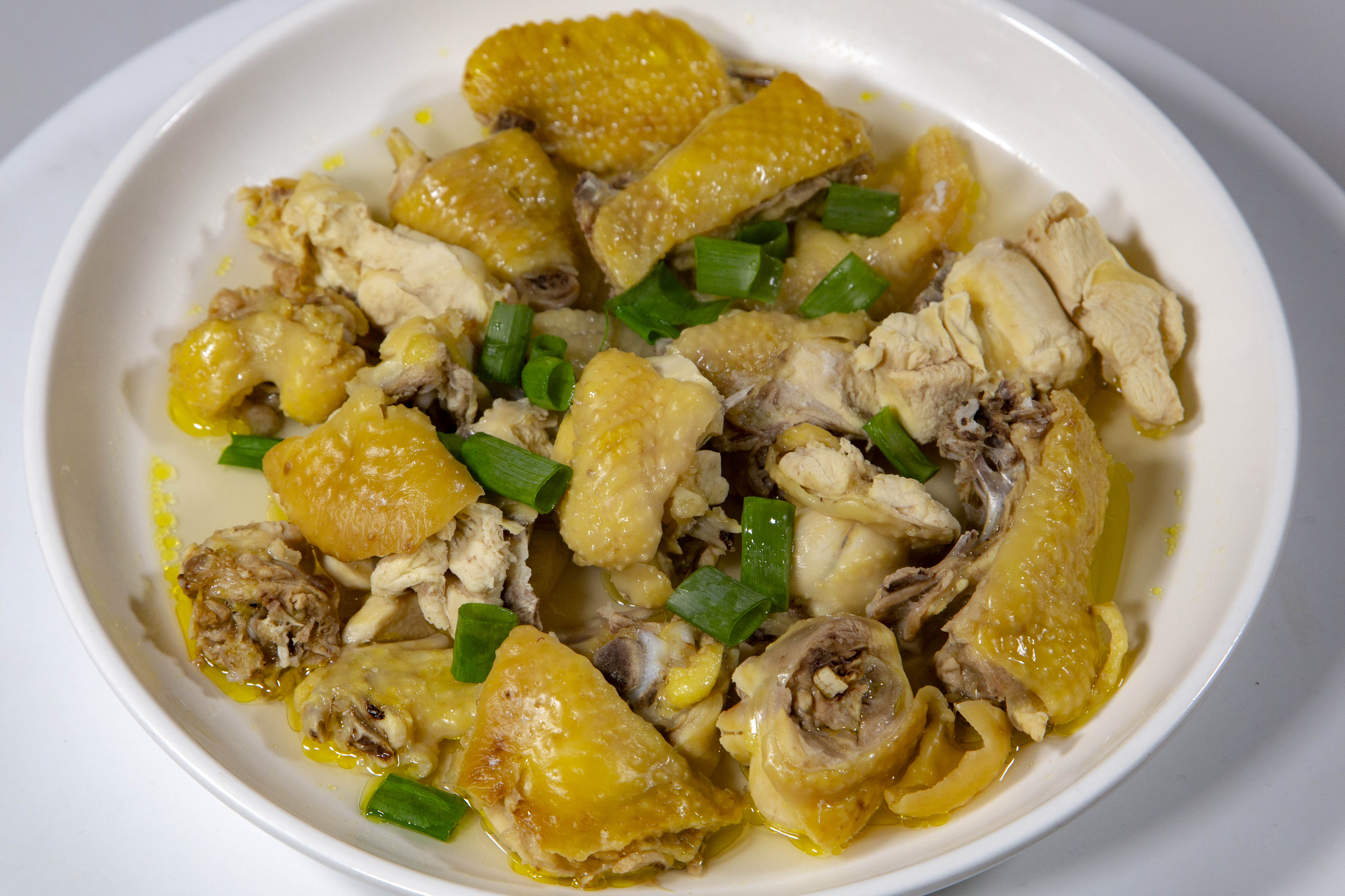 鸡肉的做法多比较复杂,今天来做一道非常简单又好吃的鸡肉