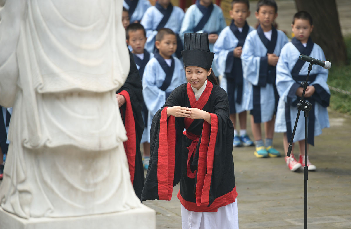 先敬罗衣后敬人是什么意思