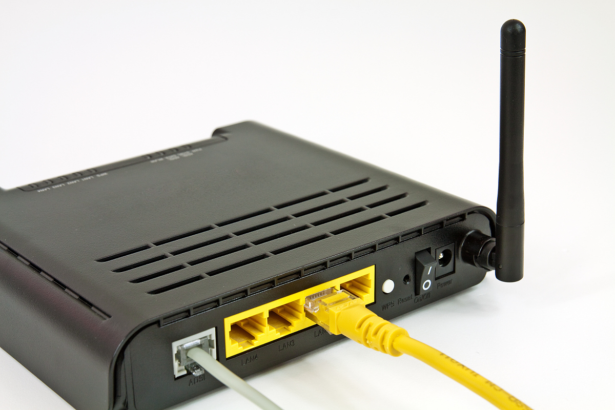 使用华为路由器与交换机搭建一个企业网络做出拓扑图与配置详细步骤