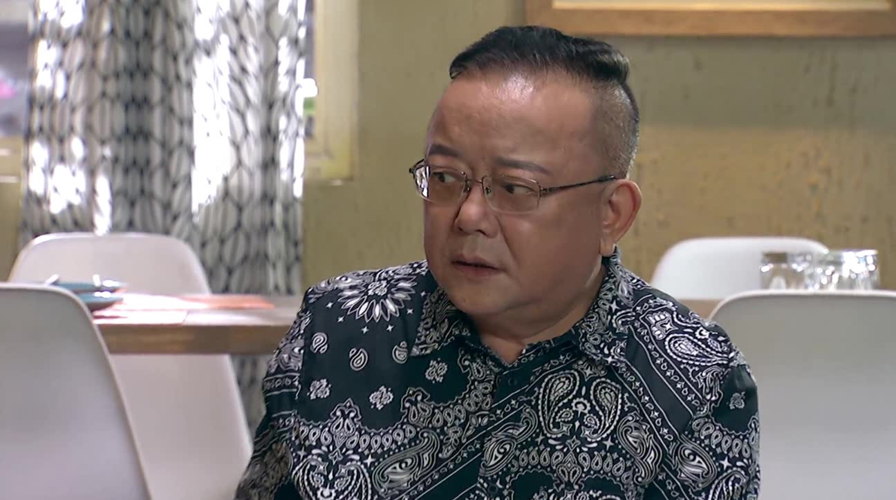 父亲娶了个小娇妻,父亲说出他丈母娘的身份,女儿女婿露出这表情