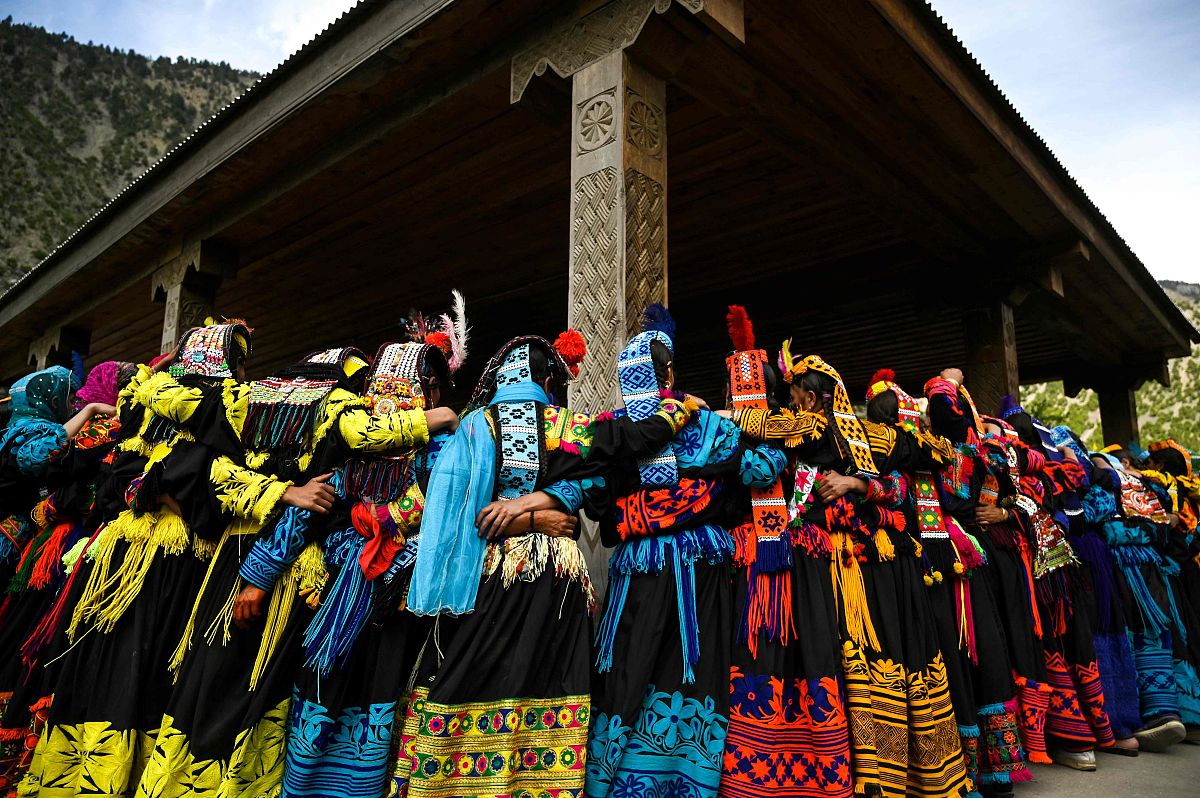 当地时间2019年5月15日,巴基斯坦bumburate,身着传统服装的kalash妇女