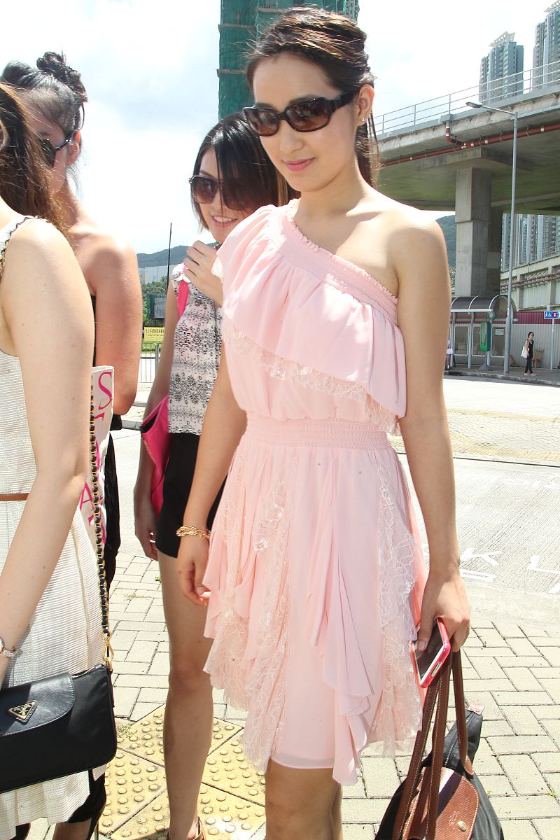 帮我写十条二百字左右的抖音短视频口播内容文案跟买衣服或者卖衣服有关内容可以涉及短袖短裤连衣裙防晒衣裤子鞋子等服饰类相关内容