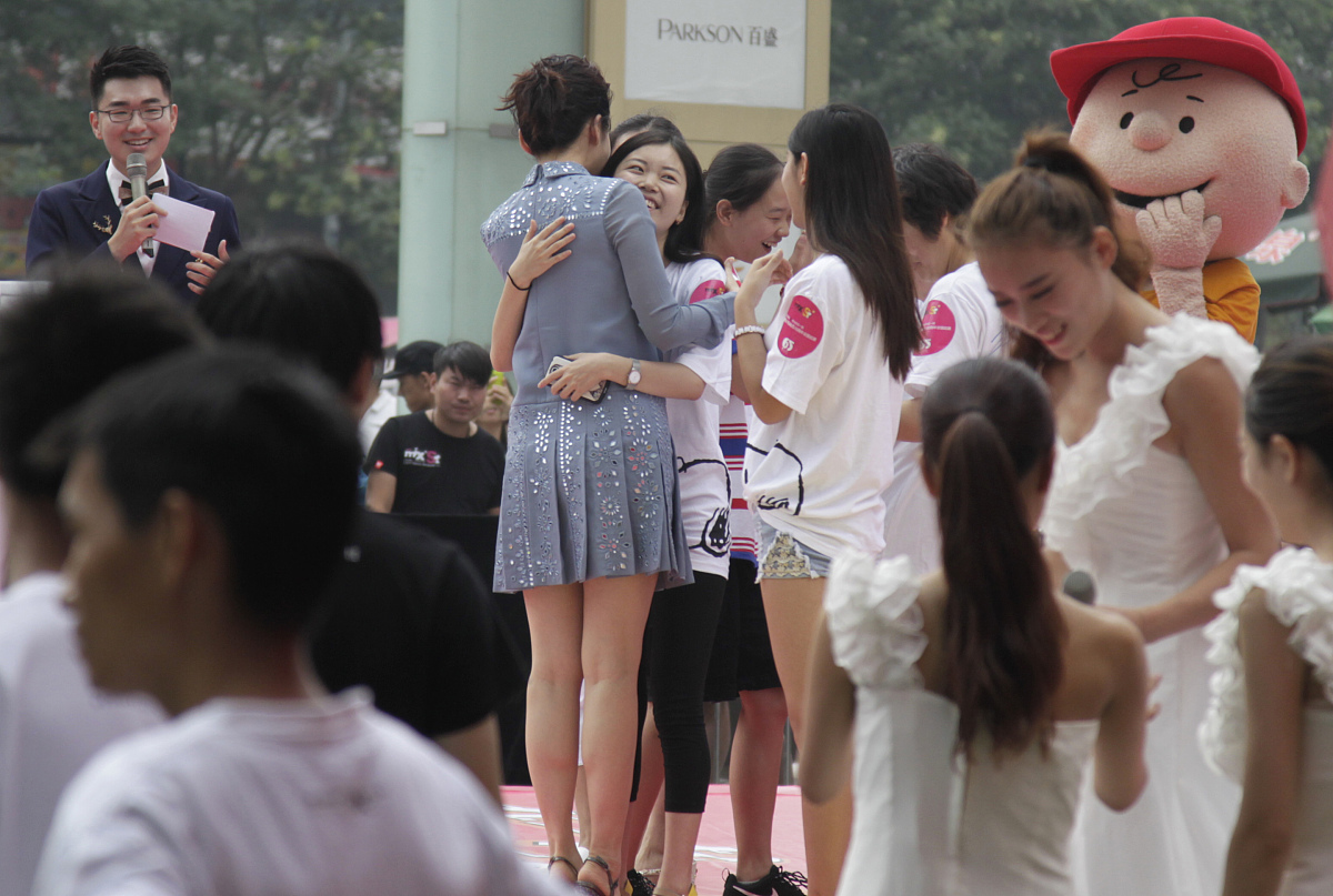 老师说：康康爸爸我们毕业典礼有个节目需要男家长表演你来哈。如何委婉拒绝让老师觉得合情合理。