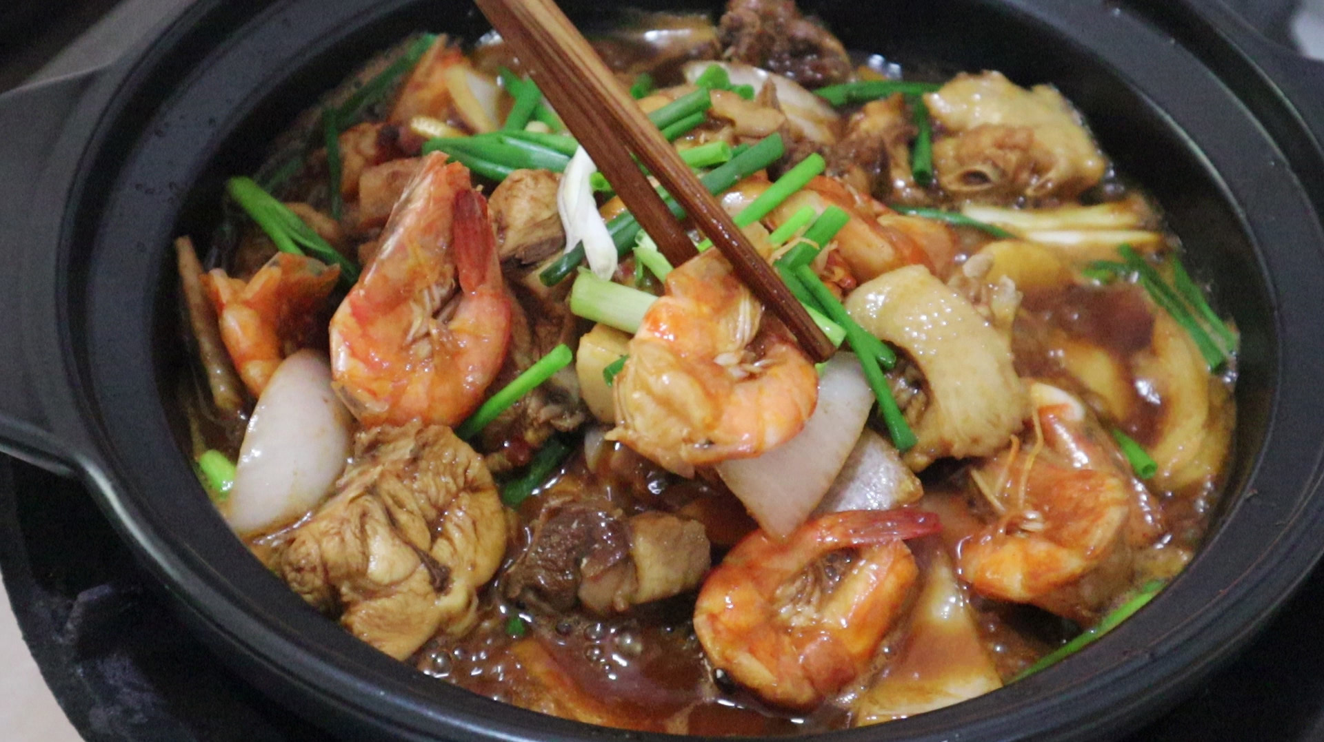 大厨秘制鲜虾鸡肉煲,虾的鲜味融合鸡肉的香味,上桌连汤汁都不剩