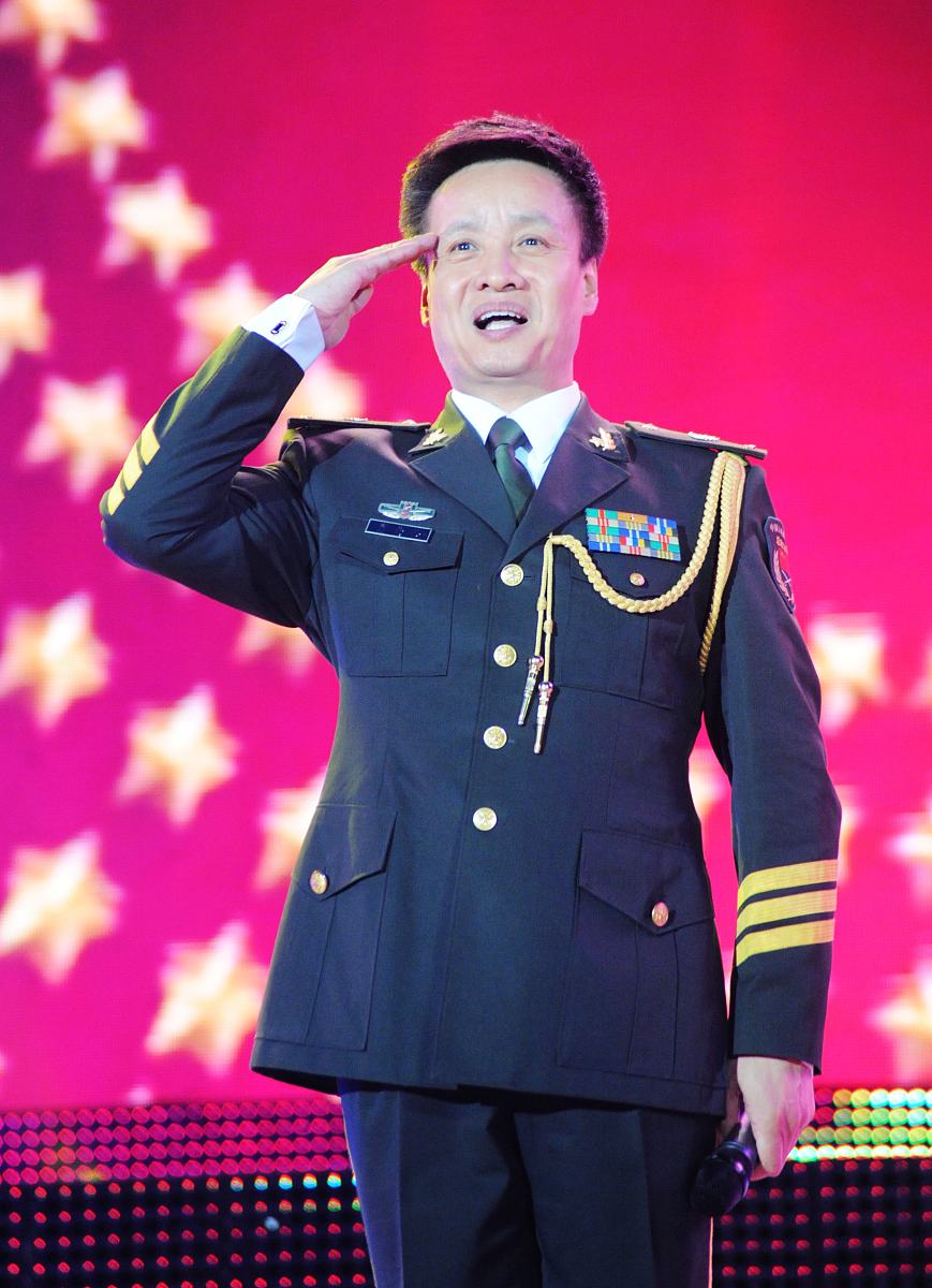 2011年6月5日,黑河市,明星献唱五大连池圣水之夜演出.***_***阎维文演