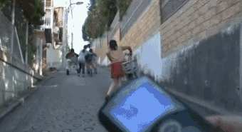 偷车贼gif：女孩子偷共享单车被人抓住吓的尿裤子 GIF出处