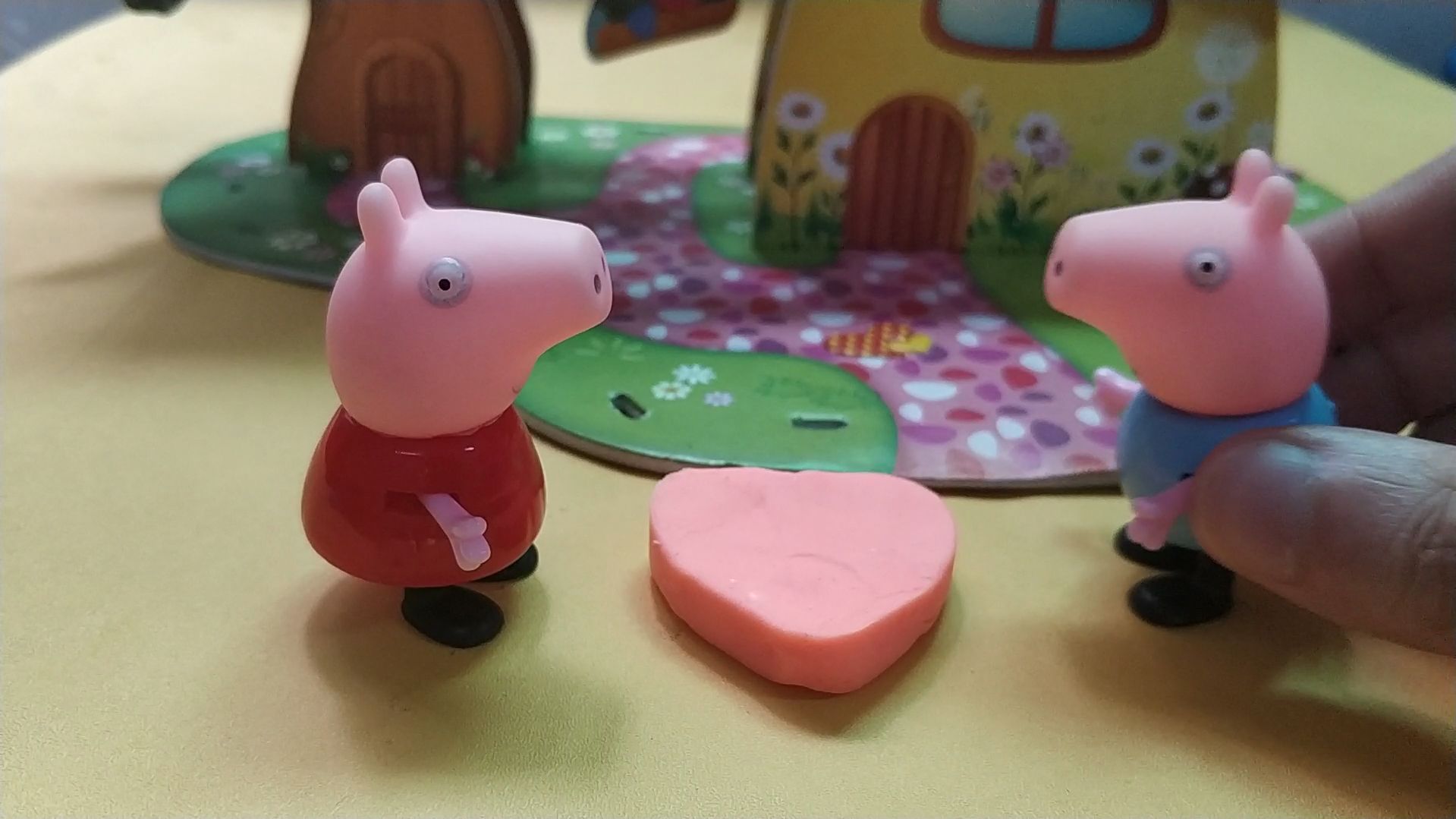 佩奇给乔治做爱心生日蛋糕,乔治看到特别感动