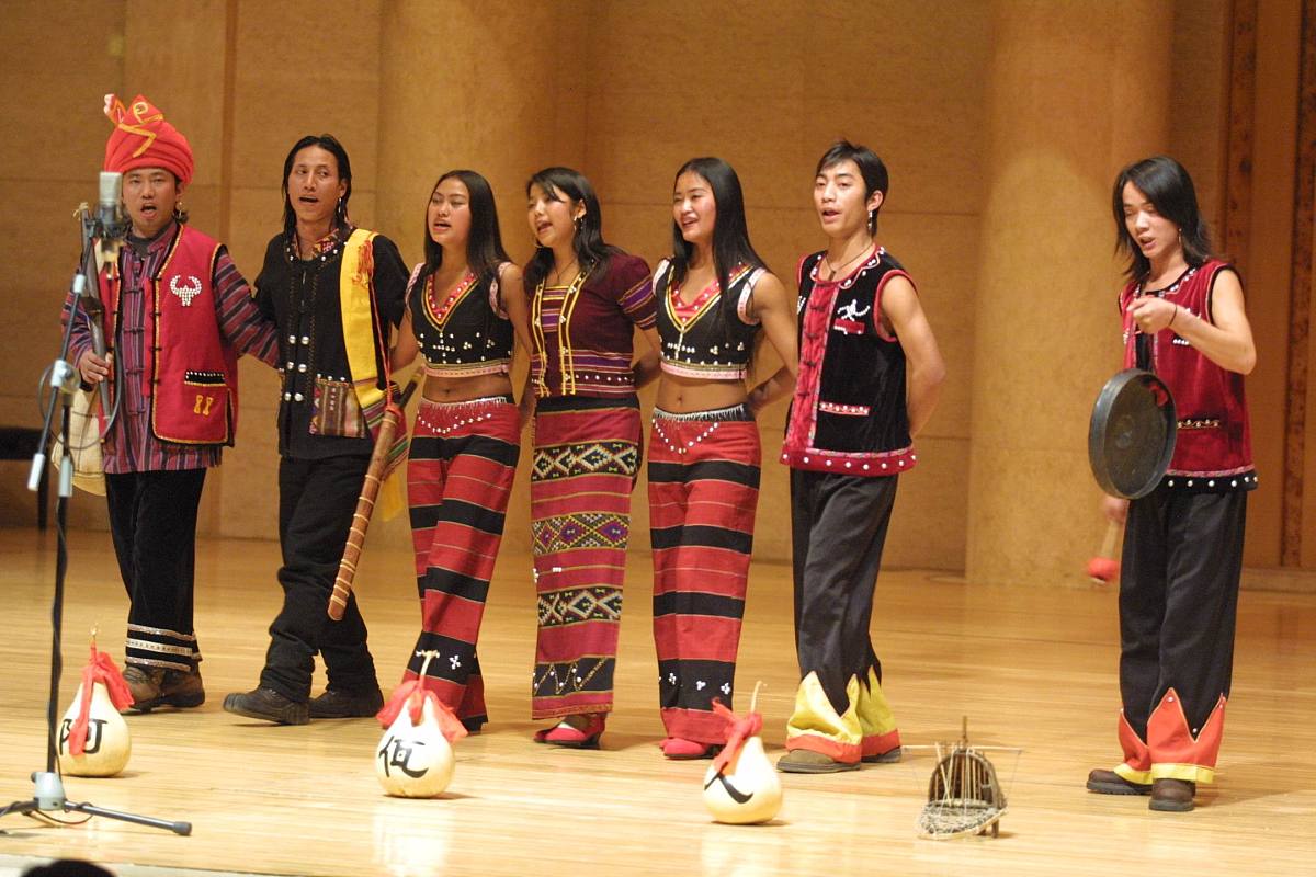 2004年12月28日,北京,吉祥酒歌新年音乐会中山公园音乐堂上演.佤族青