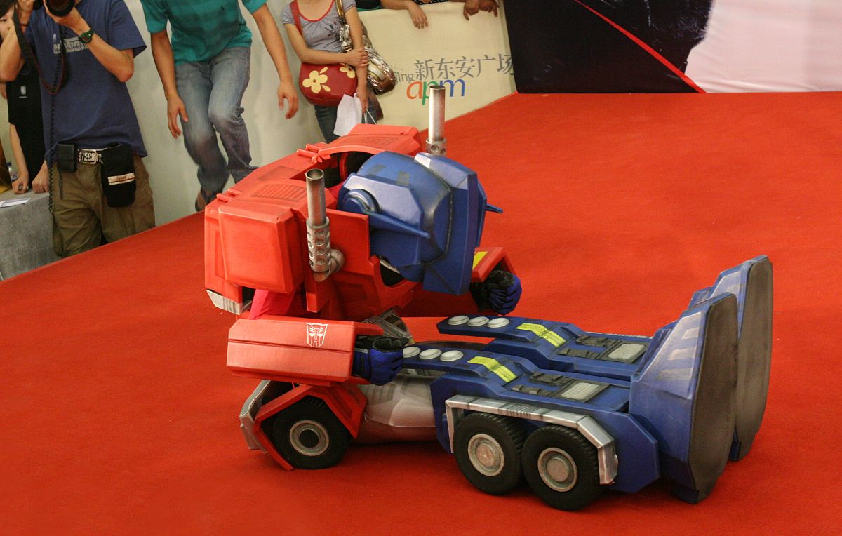 写一篇霸天虎大火车和霸天虎闪电的故事