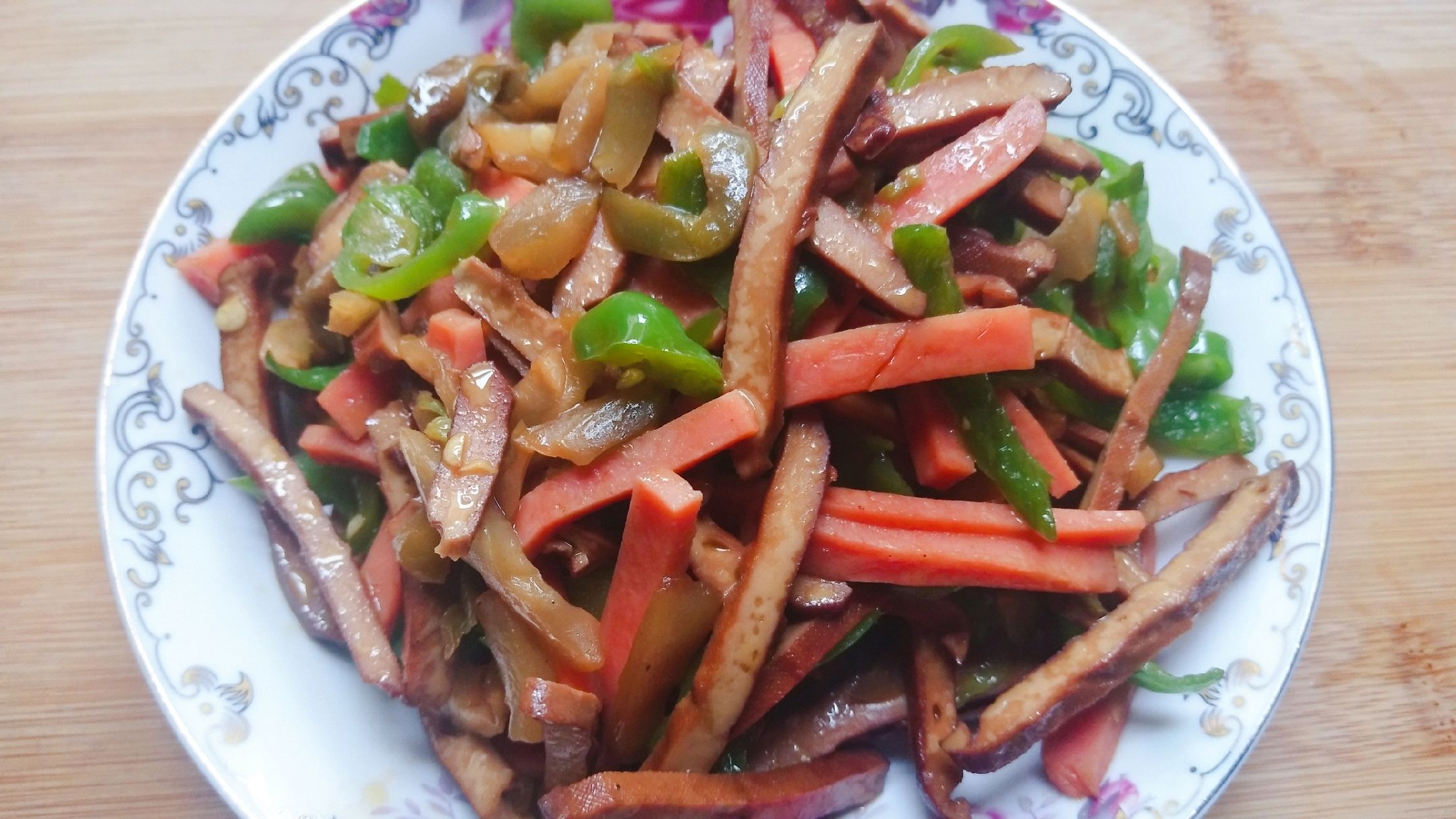 农村小伙在出租房做了一道“青椒香干炒榨菜”又下饭又好吃。