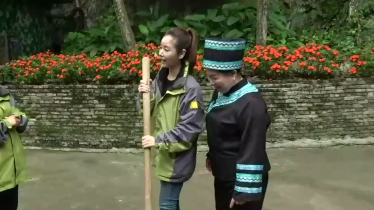 林心如“打辣椒”制作辣椒酱 热推“天等辣椒”