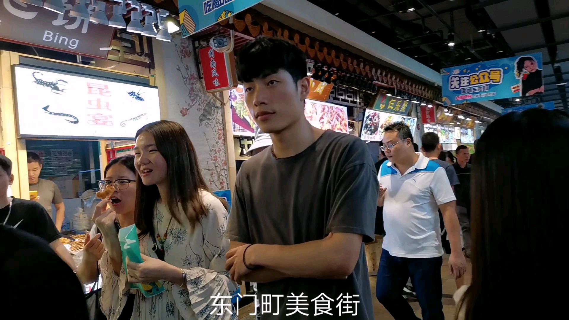 深圳东门步行街,小哥被这里的美食街火爆场面所震惊!