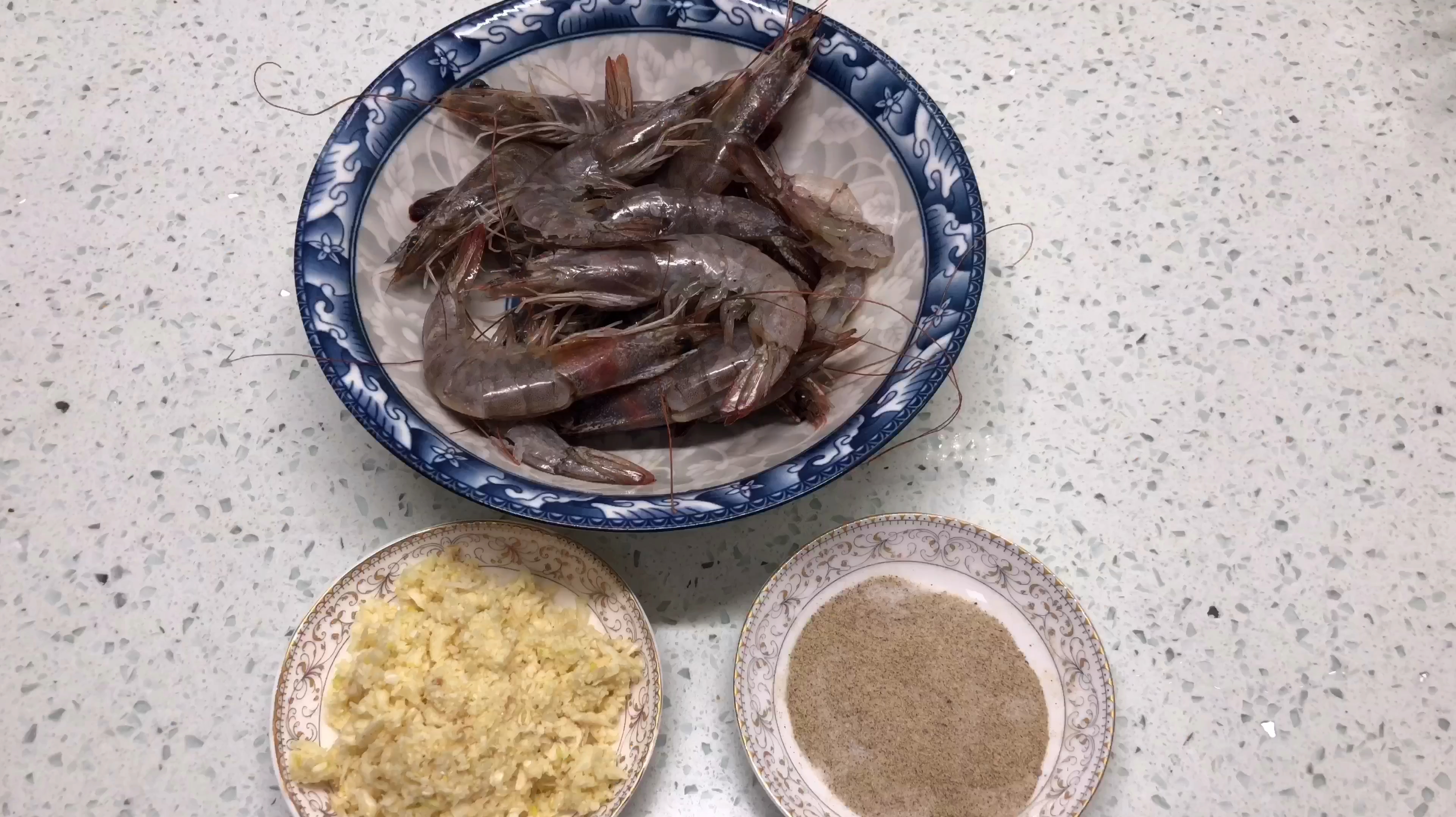 蒜蓉椒盐开背虾,一分钟包学包会,老人孩子都爱吃