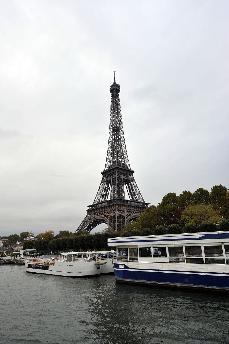 ***_***2011年10月28日拍摄的埃菲尔铁塔(法语:la tour eiffel),它是
