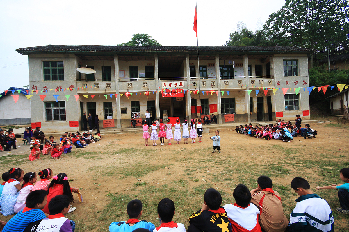 惠来县仙庵镇里行小学是一所着重于乡村教育的小学现在需要加强文化建设为学校制定一个学校章程一个学校发展规划一套学校管理制度以及少量自创工作。请为我提供一个学校章程一个学校发展规划一套学校管理制度以及自创工作内容