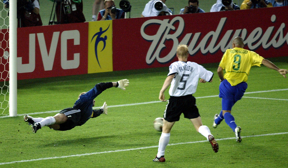 2002年6月30日,世界杯决赛,巴西2-0战胜德国.罗纳尔多进第一球瞬间.br