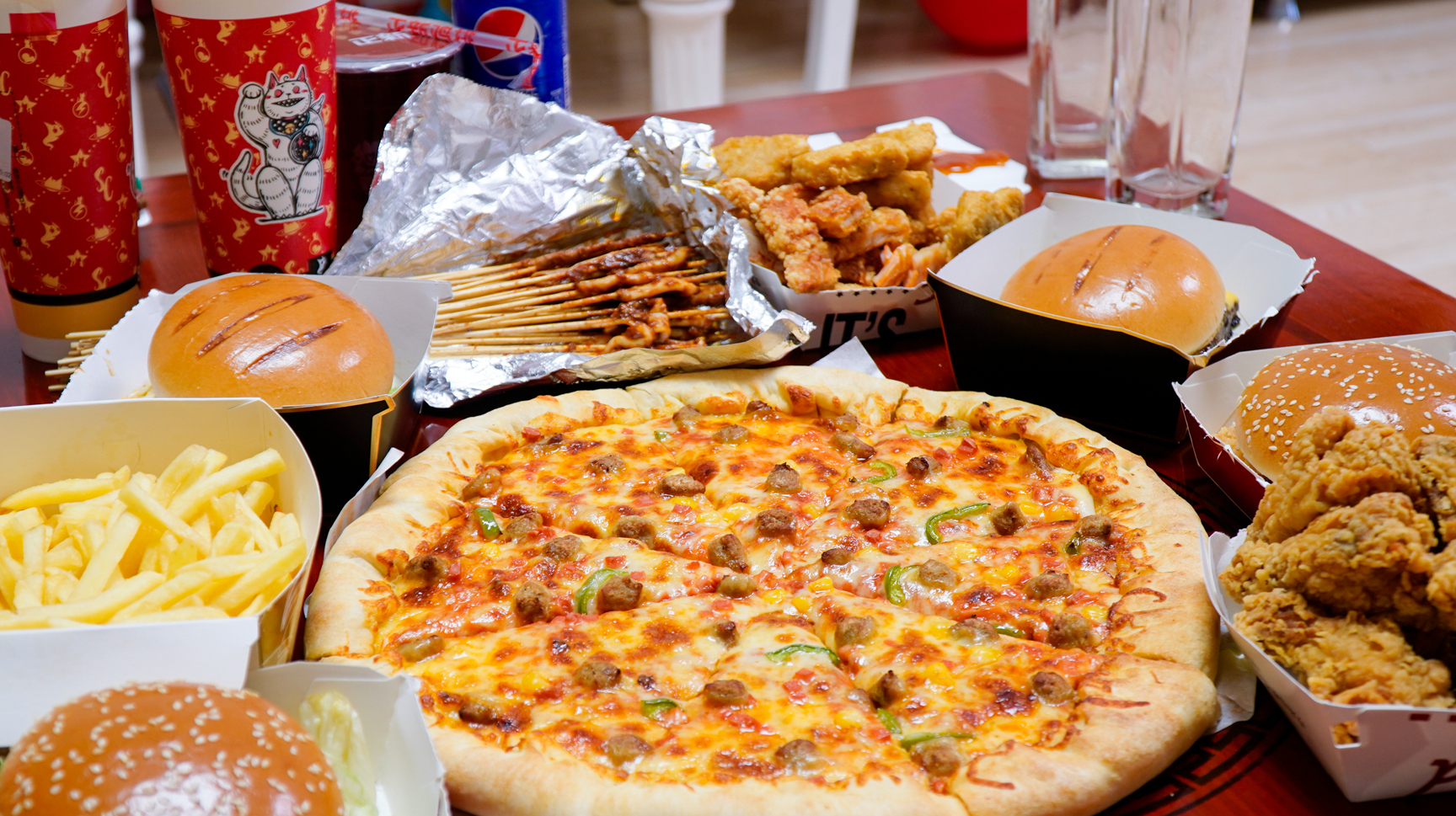 热量爆膨警告!肯德基汉堡+正新鸡排+牛肉披萨,配珍珠奶茶和可乐