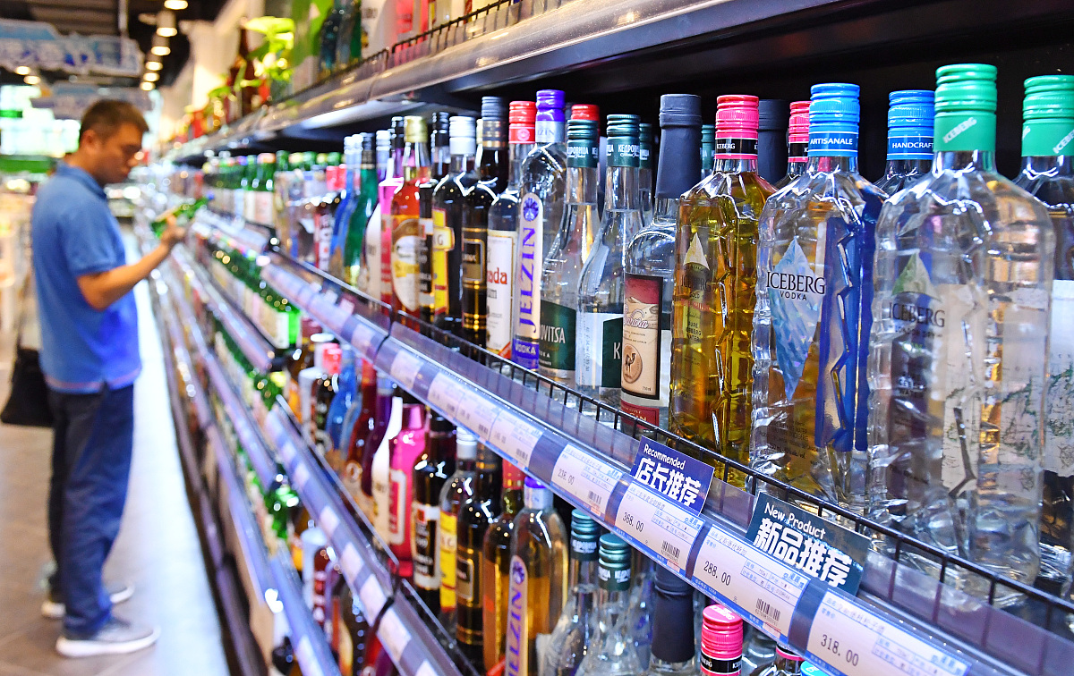 电商详情页中浓香型白酒卖点的展示逻辑1 品牌介绍：介绍浓香型白酒的品牌背景、历史和传统工艺等让消费者了解品牌的渊源和文化底蕴。2 酒类介绍：介绍浓香型白酒的酿造工艺、原料、口感特点等让消费者了解产品的基本信息和特点。3 瓶身设计：展示浓香型白酒的瓶身设计包括瓶型、标签、包装等让消费者了解产品的外观设计和包装形式。4 产地介绍：介绍浓香型白酒的产地特色、地理环境、历史文化等让消费者了解产品的产地背景