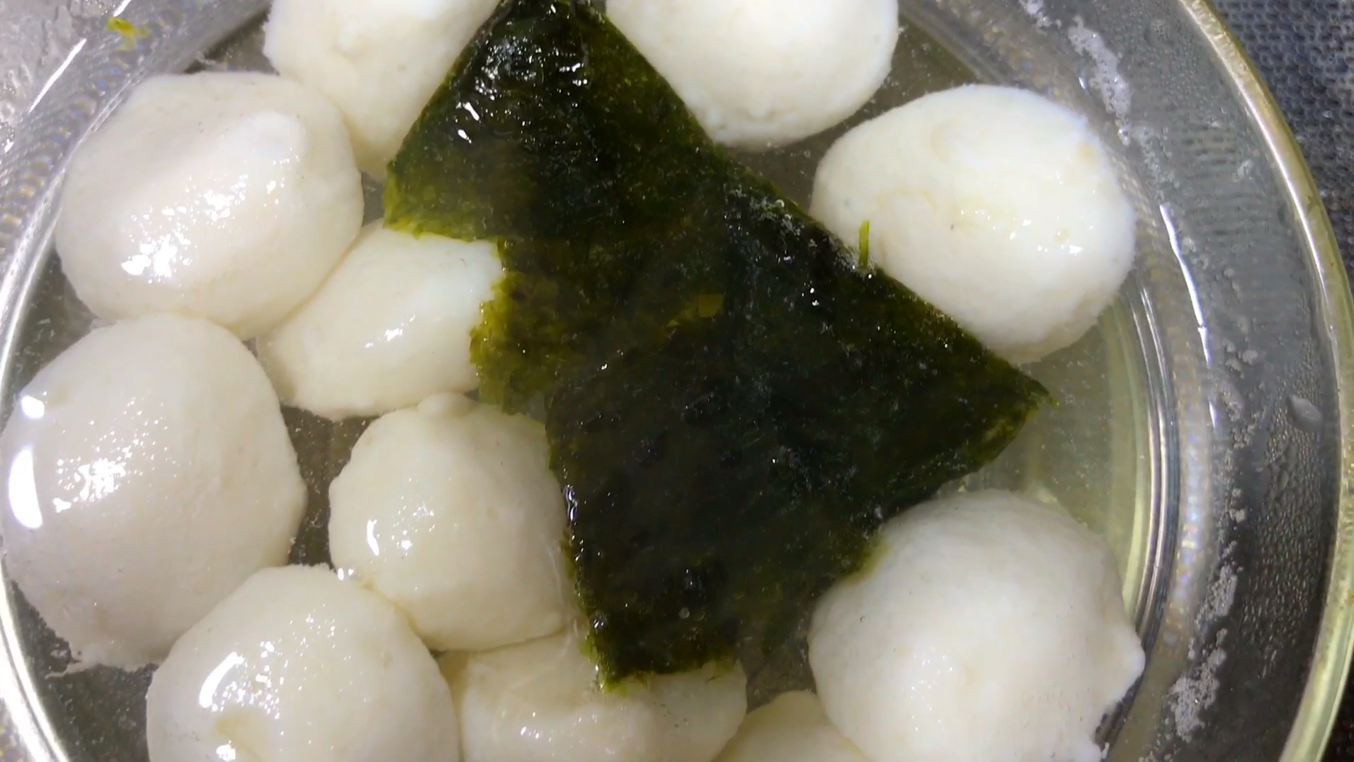 只要一点盐,做出非常美味的紫菜鱼丸汤