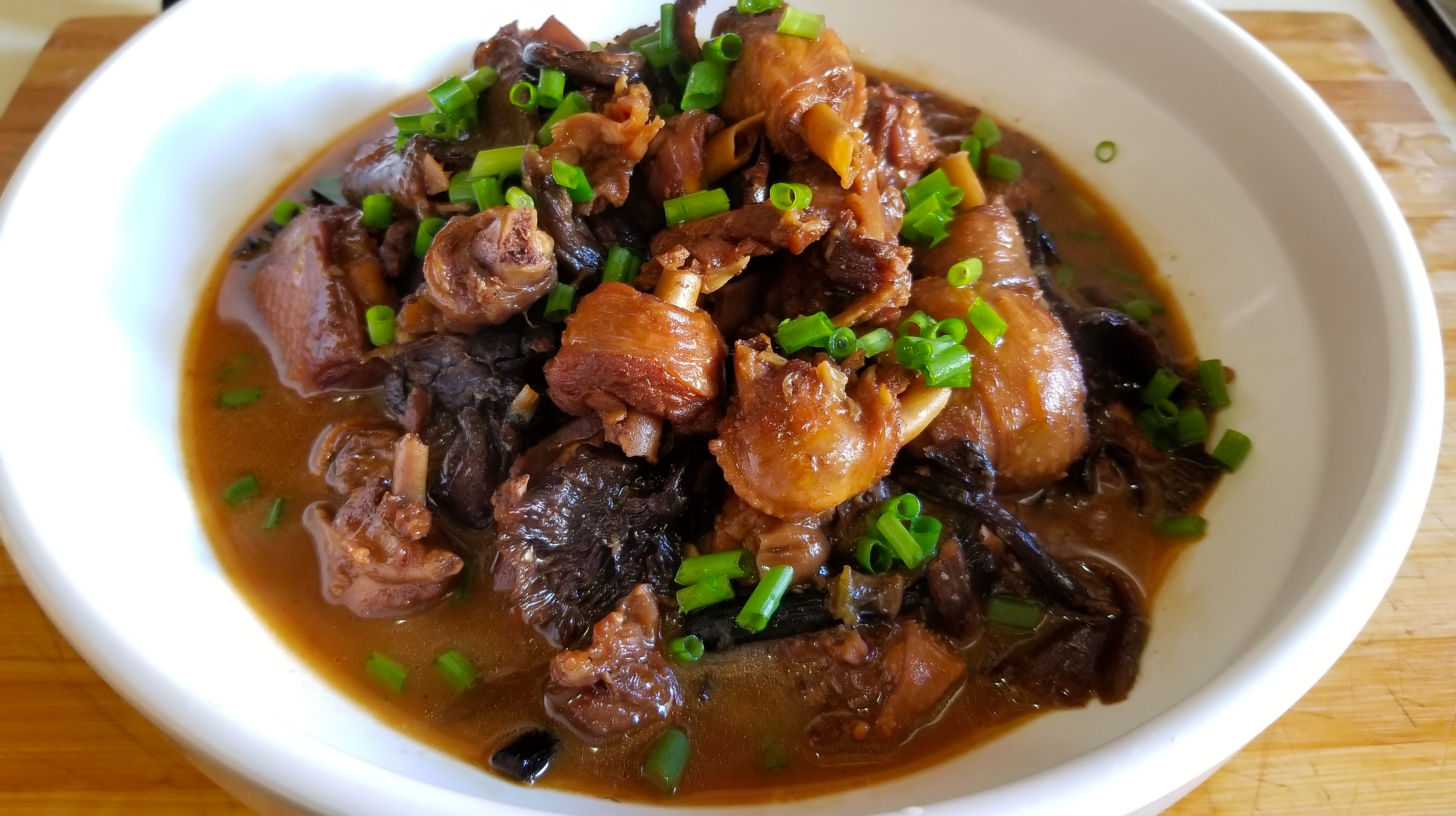 正宗东北风味小鸡炖蘑菇做法,鸡肉榛蘑鲜嫩入味还营养,收藏了