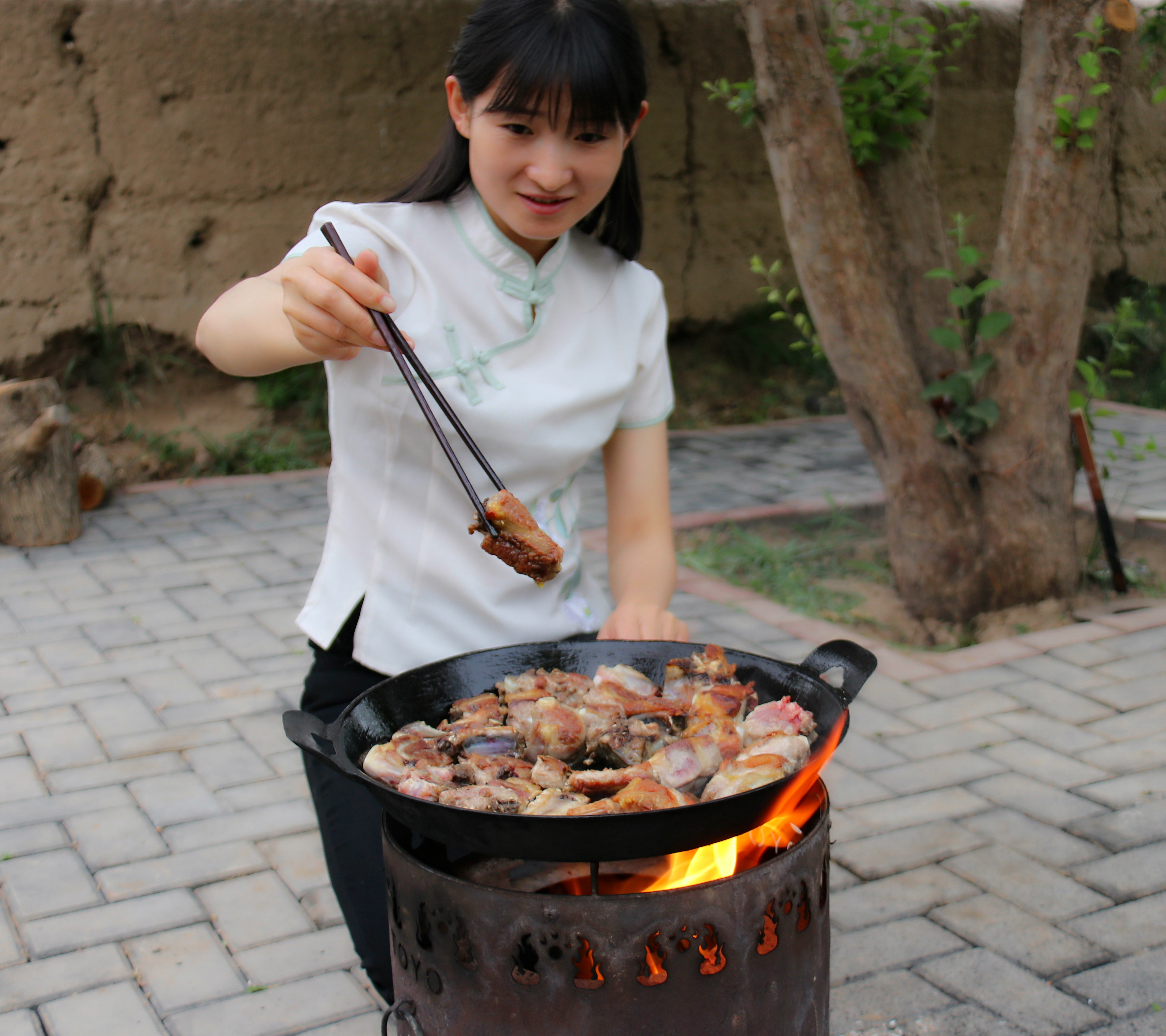 这是啥排骨吃法?姑娘4根排骨1截玉米下锅,馋得人直流口水