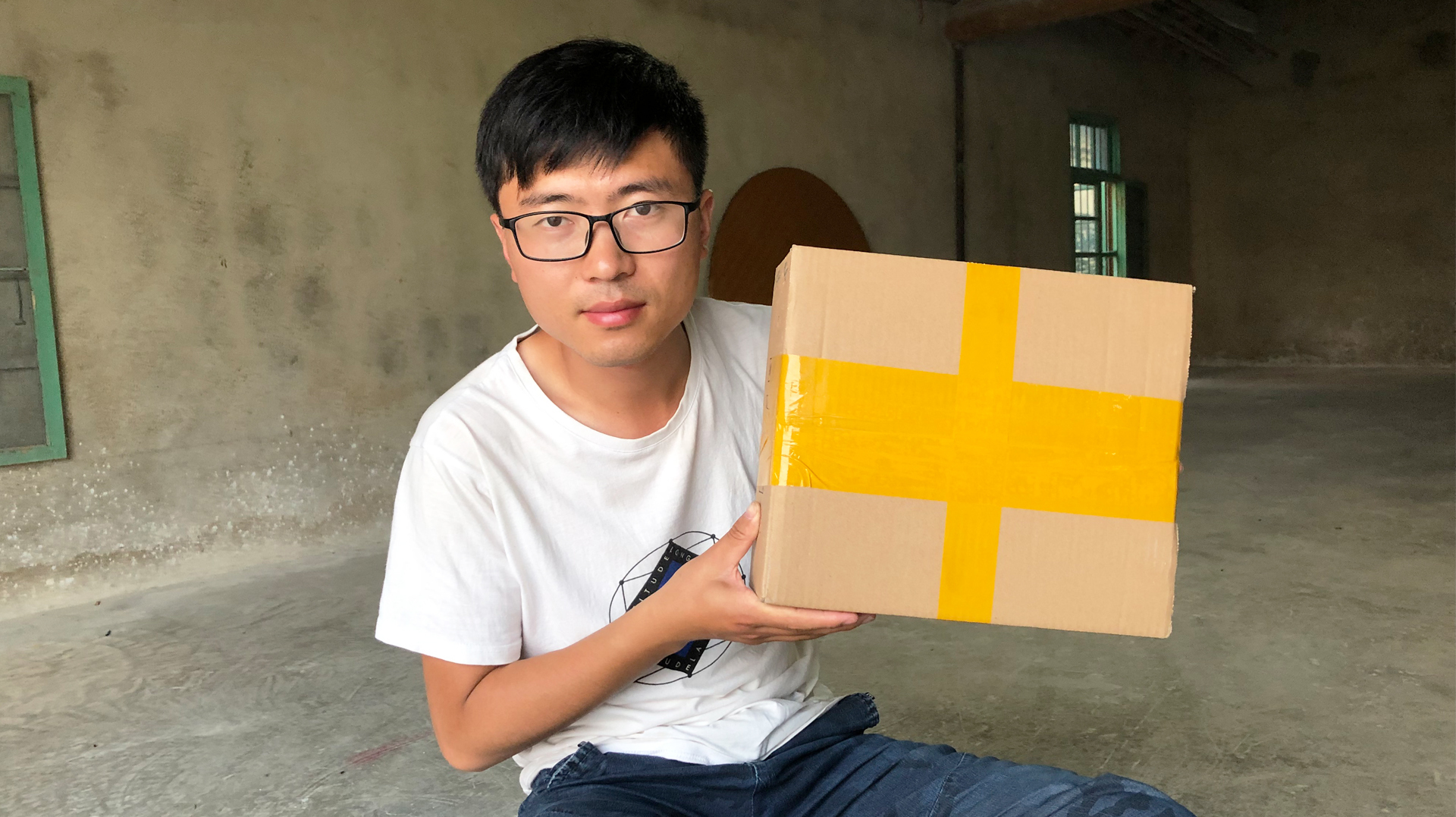 苏北小叮当第1次给粉丝送礼物,这么大个盒子,你们猜他送的啥?
