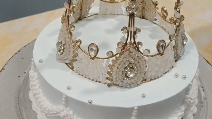 蛋糕师制作的王冠蛋糕,高贵又时尚,真舍不得吃