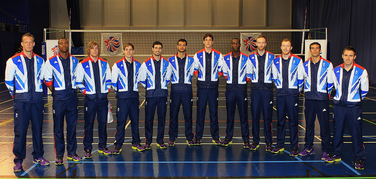 用中文提升和增润这个句子其中香港二队荣获团体冠军表現出他們高超的技術和默契的配合。