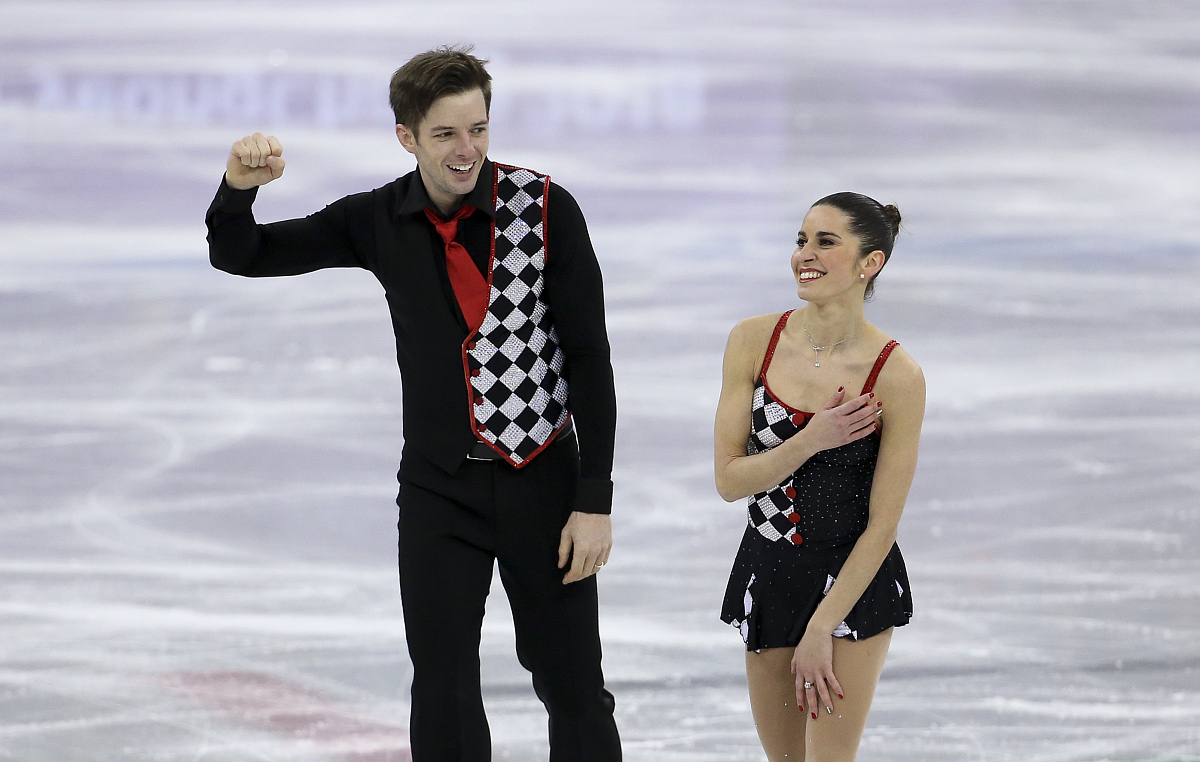 Translate the following Russian into Chinese in a lively and natural toneИнтервьюер Да у нас такое прям интервью Интервьюер Как делаИнтервьюер Да как дела вообще как настроение Анна Все супер всё клас