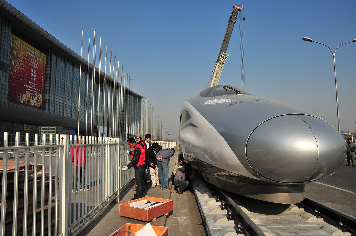 ***_***2010年12月4日,北京市奥林匹克公园内,工作人员正在安装调试"