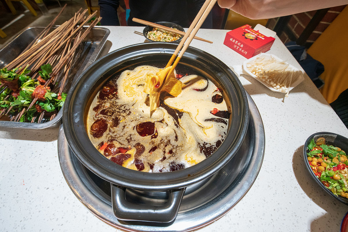 海底捞春夏新品｜岭南黄猪肚鸡锅底，安全美味升级！