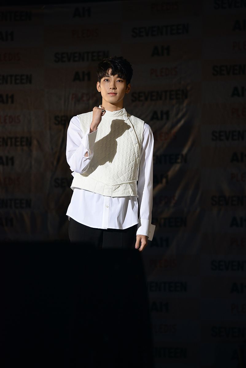 男团seventeen在举行了新专辑《al1》showcase.在当天showcase最后,se