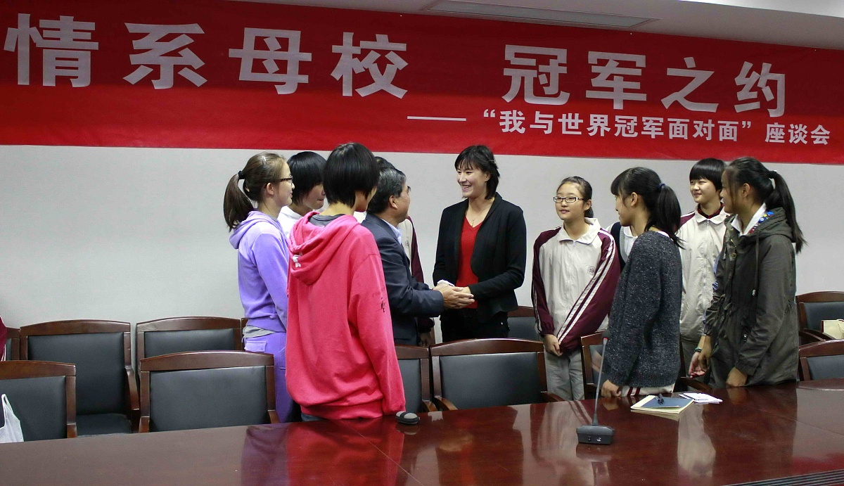 2013年10月24日,江苏南通,沙排名将张希回到母校南通中学,参加了学校