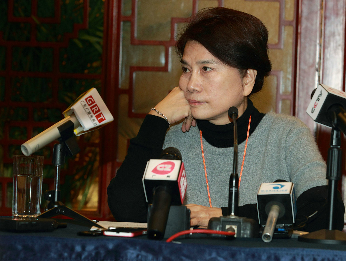 格力公司的董事会大权大都集中于徐自发、董明珠、张军督、谭建明等几个人手中董明珠在其中拥有格力最多的股权占有主要地位已经成为格力发展的实际控制人。企业内部虽设有决策机制但是决策机制并没有有效运行只存在于表面形式董事会如何决策取决于董明珠一人缺乏相应的制衡机制参与公司发展决策的人紧系于高层几人权力过于集中整个公司如同变成了个人的一样下层人员没有一点发言权。董明珠的个人作风使得下级人员的看法很难传递至上