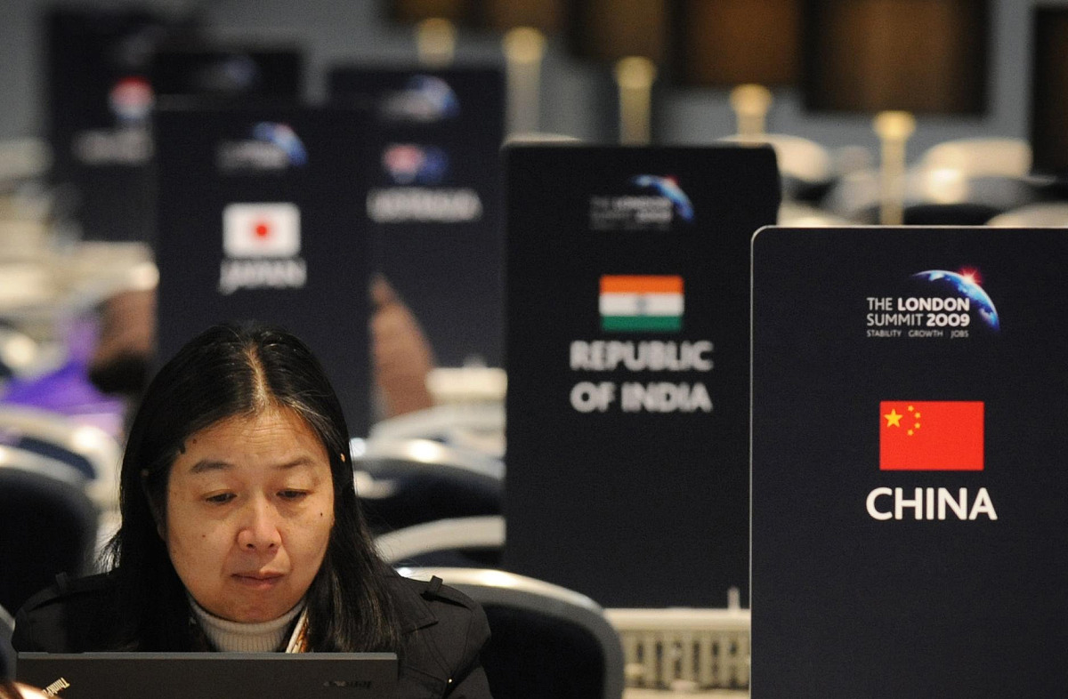 如何在Excel中计算E1到E4单元格的总和？