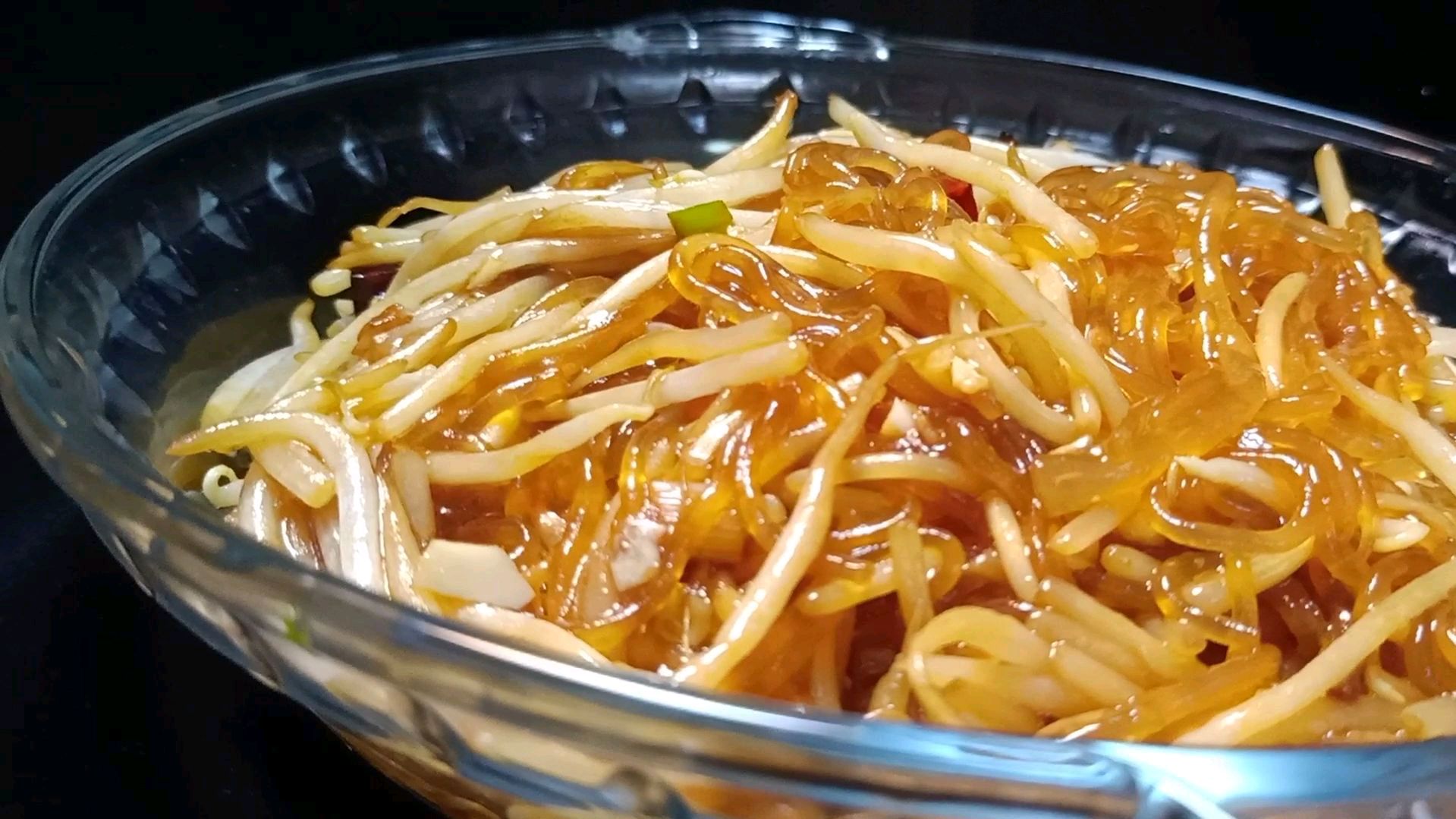 “豆芽炒粉”想要好吃有诀窍,火候调味很关键,专业大厨告诉你