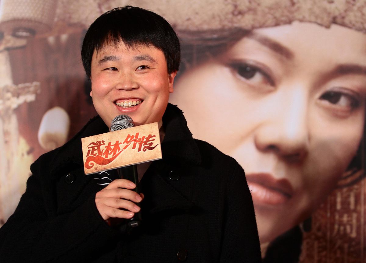 八角笼中》由王宝强执导在之前的几个小时里就已经有了将近三亿的票房首日就有将近五亿的票房这个数字还是相当可观的甚至有网友猜测他的总票房将会突破十亿。