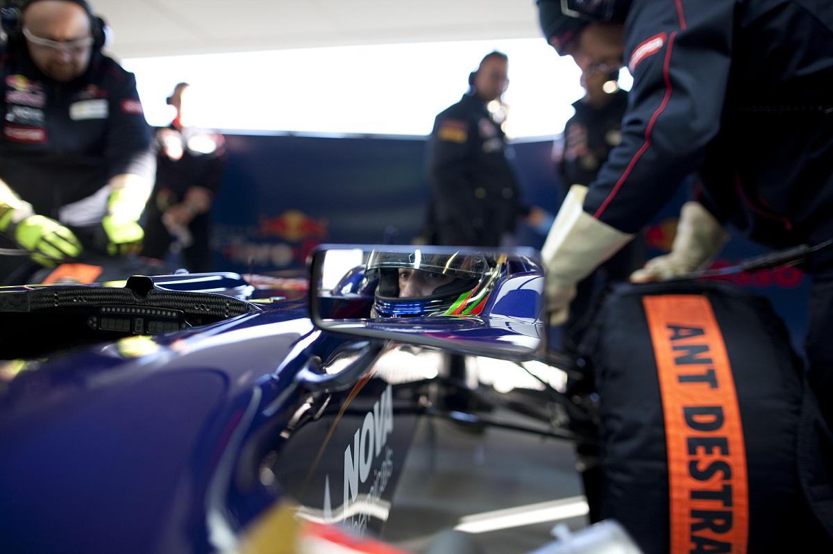 对以下内容使用不同的表达方式重新进行复述相似度在40以下：完成赛车各系统的组装之后我们首先主要是要进行实车调试工作以确保赛车各系统能够正常工作发挥作用具体的调试过程如下：