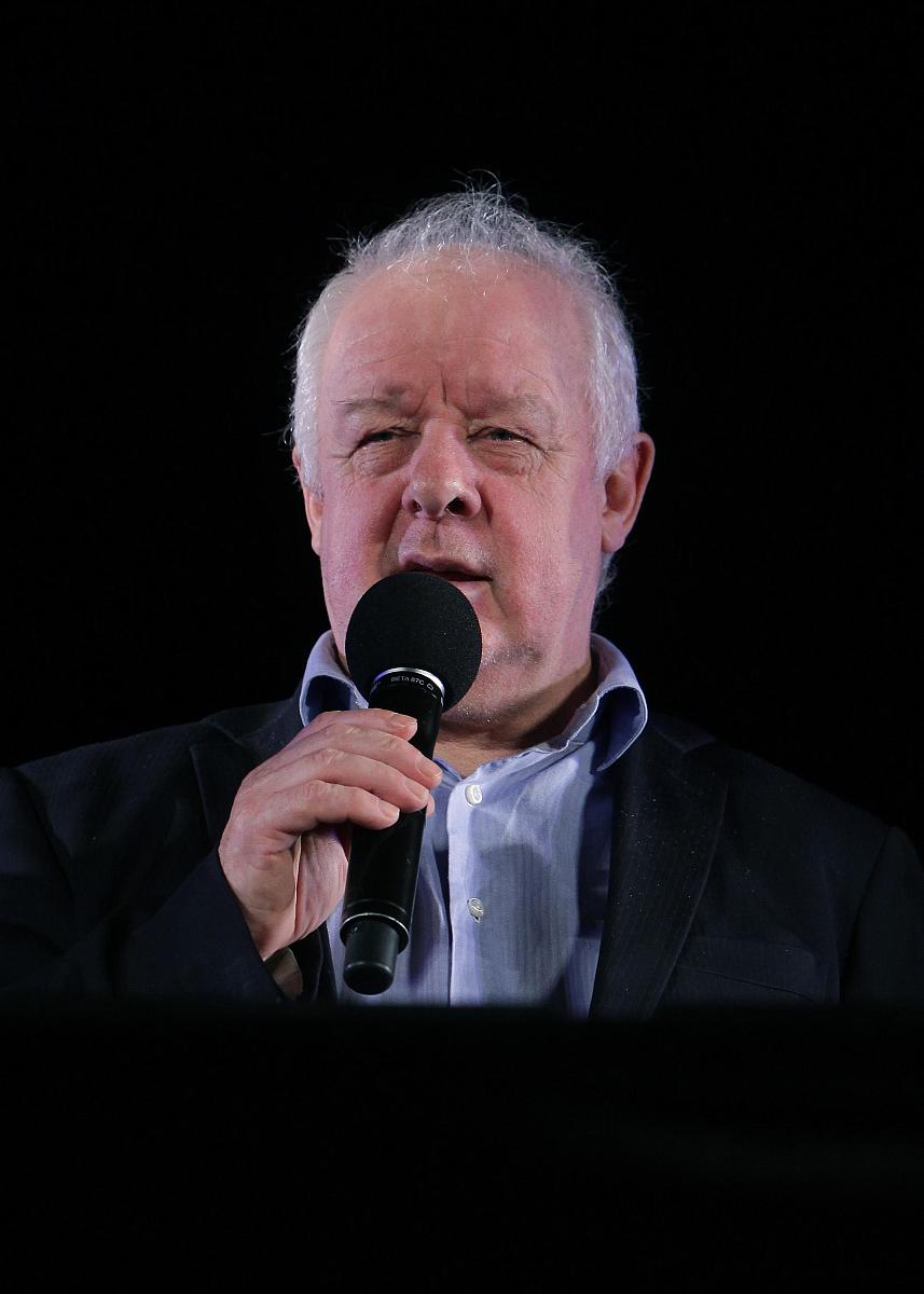 你现在要用俄语与我对话