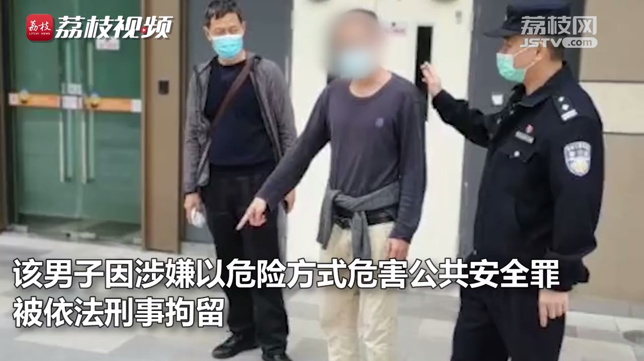 [图]男子酒后将消防器材从19楼丢下 炸起一团白雾