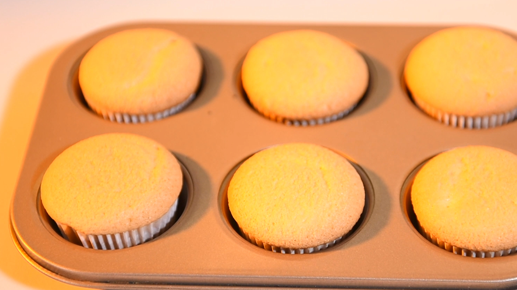 2个鸡蛋1碗面粉,不加一滴水!做出老式鸡蛋糕,孩子嚷嚷着要吃