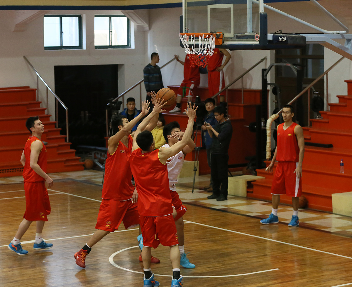 篮球体前换手技巧：掌握关键要点提升水平